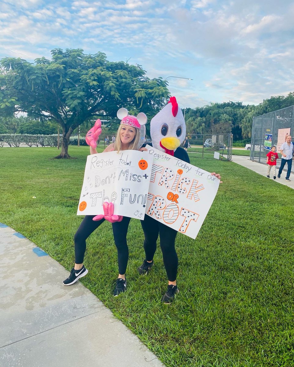 ITEPTA1's tweet photo. Did you see our awesome volunteers at car line this morning? Keep an eye out for them over the next couple weeks as we count down to the Trick or Trot on Thursday, October 27! 🎃👻 https://t.co/43UegRkhb2