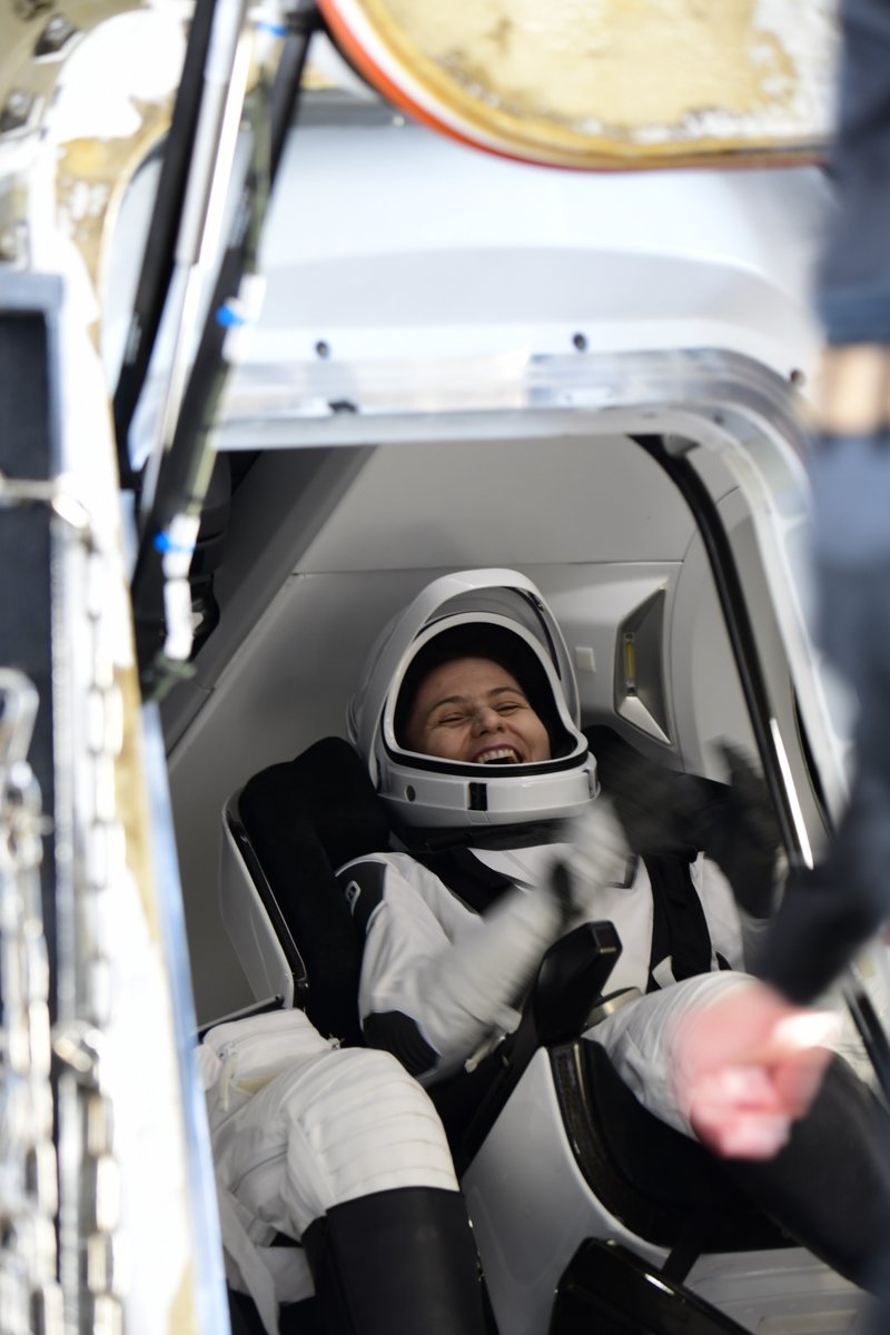 esa's tweet photo. Samantha returns to Earth!🌎

@AstroSamantha, shortly after having splashed down with the #CrewDragon #Freedom off the coast of Jacksonville, Florida, USA.

👉 https://t.co/Oah7fsjmKX https://t.co/OFPaXOTo04