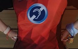 Va mi primer  🧵 😮‍💨
Soy corredora y uso este logo en mis playeras..
Saben qué significa? 
Autismo? Sordera? Ayuda? 
Nada? 
Hace un par de años viví algo que me hizo usarlo creí me ayudaría hoy creo es necesario visibilizar a mi comunidad trataré de ser breve