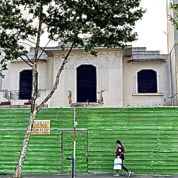 alfredoghierra's tweet photo. Magnifica casa art decó está siendo demolida en av. 8 de oct. La elegancia de esta fachada, sus rejas y relieves únicos no fueron suficientes para su protección. Esta adm municipal es la q menos se preocupa x patrimonio de las últimas décadas. Una vergüenza y un error tremendo https://t.co/rPF0d9ecZC