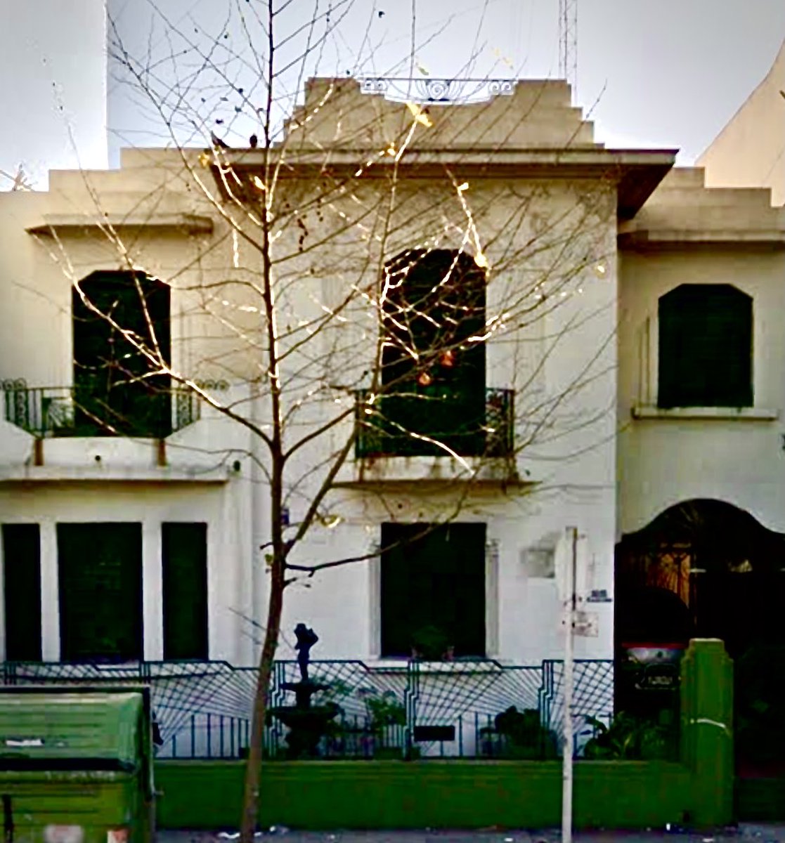 alfredoghierra's tweet photo. Magnifica casa art decó está siendo demolida en av. 8 de oct. La elegancia de esta fachada, sus rejas y relieves únicos no fueron suficientes para su protección. Esta adm municipal es la q menos se preocupa x patrimonio de las últimas décadas. Una vergüenza y un error tremendo https://t.co/rPF0d9ecZC