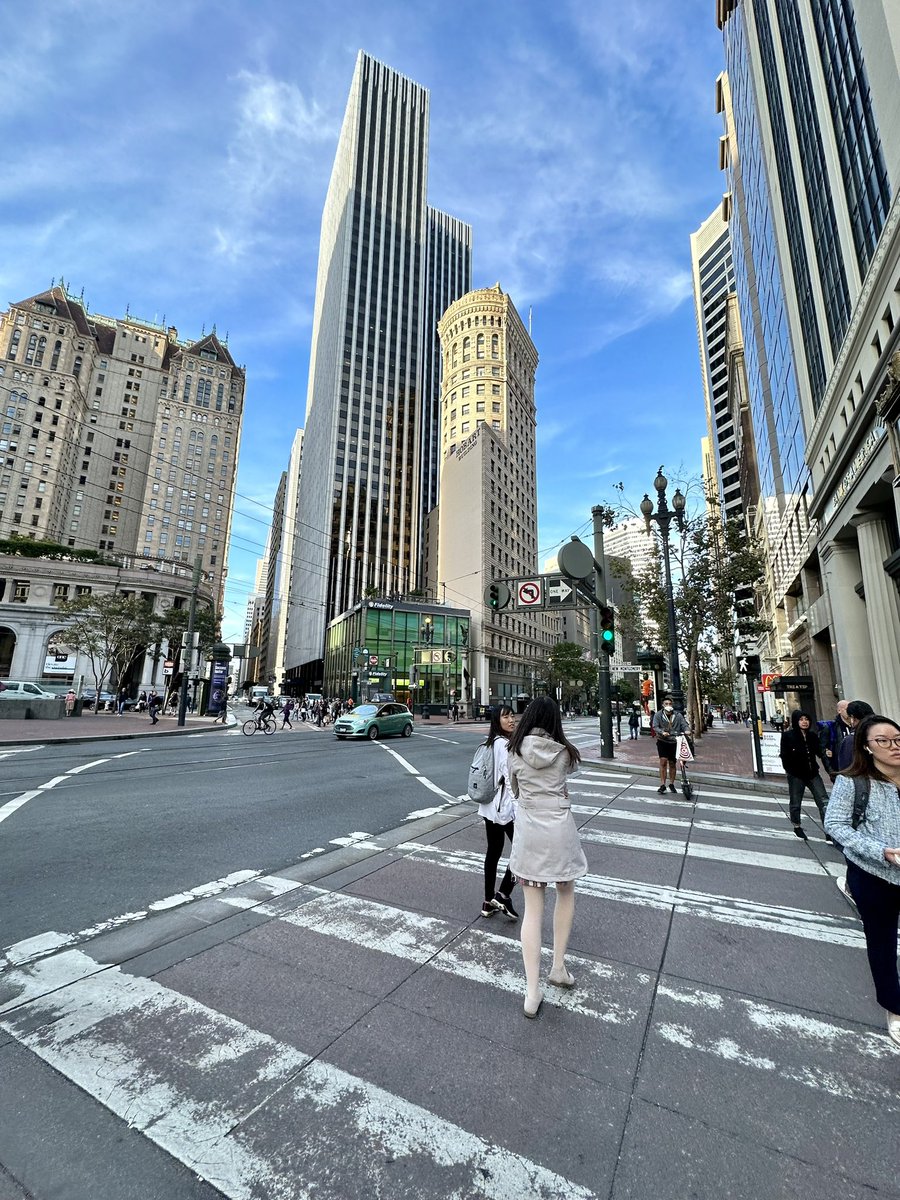 edsumit's tweet photo. Northwestern’s San Francisco “campus” is a skyscraper filled with some of the finest minds that I’m grateful to be learning from. But I’m here complaining they won’t let me on to the roof to see where they shot The Matrix 

https://t.co/fRLXTsrENC https://t.co/7ZSClgMfa8