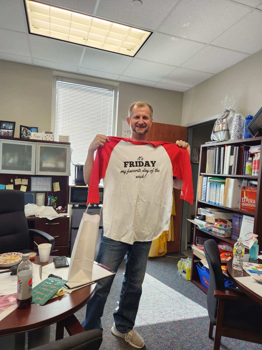 CaptainJHooks's tweet photo. Happy Principal’s Month to @Almeda_Elem  Principal @Ian_Olmstead #fridayisourfavoriteday #fourthgrade https://t.co/1iZLhJS482