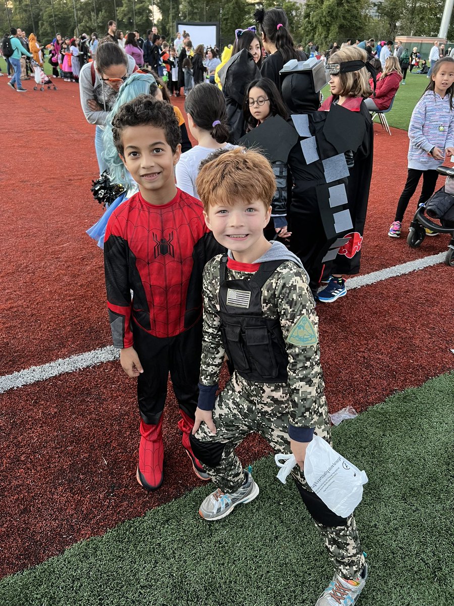 Mariner2nd's tweet photo. So much fun at @WestgateElem #fallfest ! 🎃👻🍭 https://t.co/ANSGNl2tID