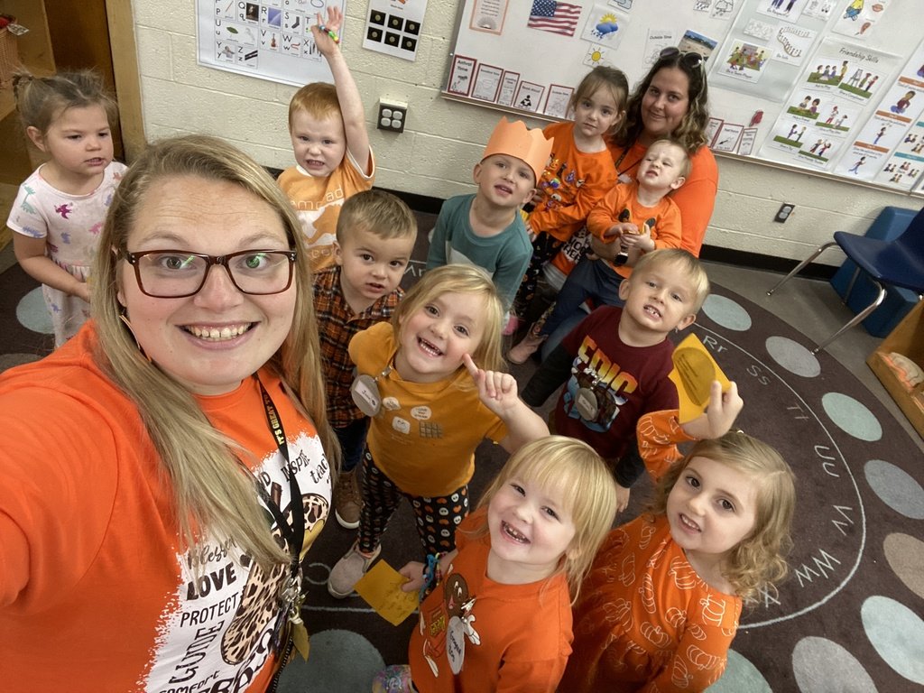 awoodruffCPS's tweet photo. Classroom COLOR Day!
(Mrs. Gagnon and Mrs. Armstrong) https://t.co/ct08F7UXdx