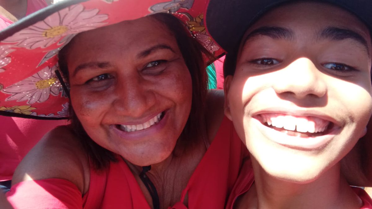 RosemaryCamara's tweet photo. Hoje foi o 1 comício que meu filho Igor (12 anos) participou. É lindo ver ele cheio de esperança em um Brasil melhor, mais próspero e com justiça social. Obrigada @LulaOficial 
#Recifecomlula
Hoje no Recife, parecia o Galo da madrugada. https://t.co/OAGS5t75ID