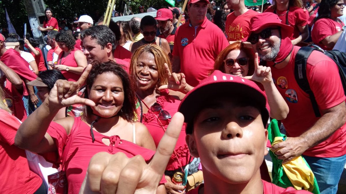 RosemaryCamara's tweet photo. Hoje foi o 1 comício que meu filho Igor (12 anos) participou. É lindo ver ele cheio de esperança em um Brasil melhor, mais próspero e com justiça social. Obrigada @LulaOficial 
#Recifecomlula
Hoje no Recife, parecia o Galo da madrugada. https://t.co/OAGS5t75ID