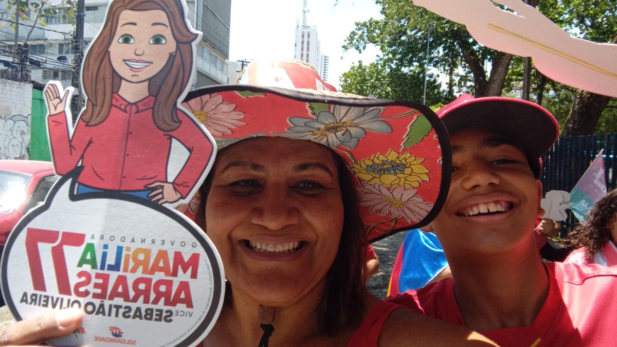 RosemaryCamara's tweet photo. Hoje foi o 1 comício que meu filho Igor (12 anos) participou. É lindo ver ele cheio de esperança em um Brasil melhor, mais próspero e com justiça social. Obrigada @LulaOficial 
#Recifecomlula
Hoje no Recife, parecia o Galo da madrugada. https://t.co/OAGS5t75ID