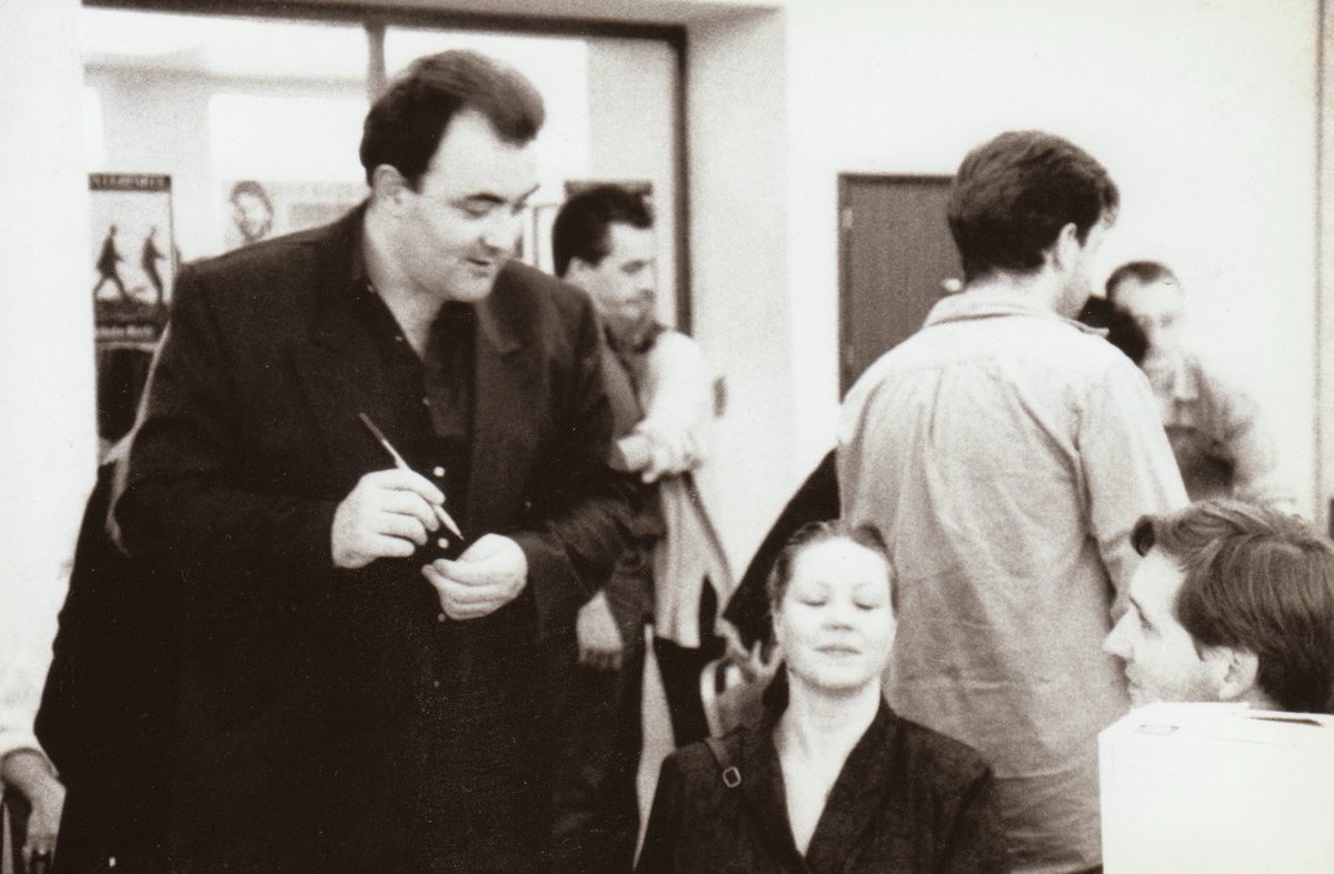 limeybastard55's tweet image. For #FlashbackFriday, @JoFletcherBooks pulls a quite fetching I-can't-believe-you-just-said-that face at whatever scurrilous nonsense had escaped my mouth. #DavidHowe's up front, @ememess &amp;amp; @nicholasroyle lurk in the rear. 1993 maybe? (And a @PeterColeborn photo, perhaps?)