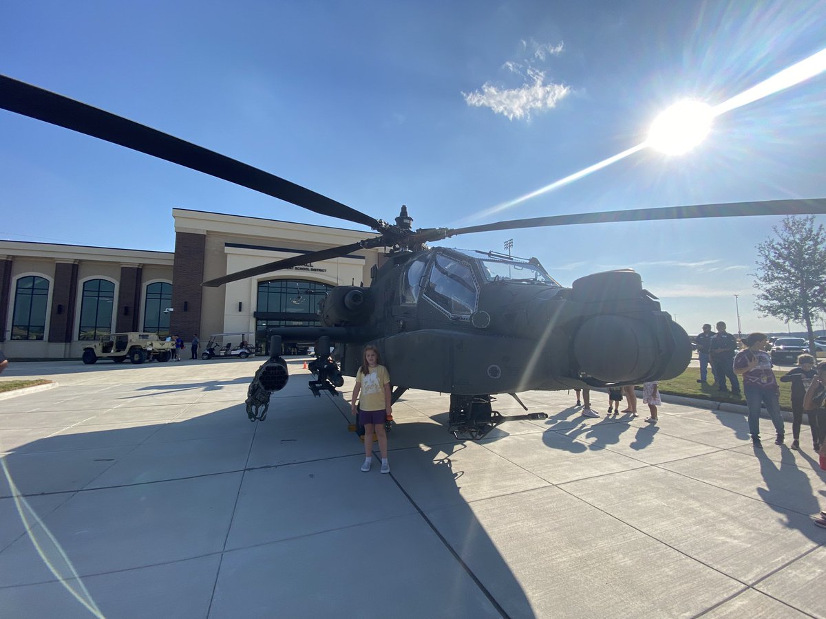 MrsOakes4's tweet photo. Our tigers had a special experience to witness the apache helicopter landing in front of our beautiful stadium and campus! 🐅  🚁 #FeelGoodFriday @TISDGOES #GOblazeatrail @Mrscturner @nmglenewinkel https://t.co/KB9wll0LyD