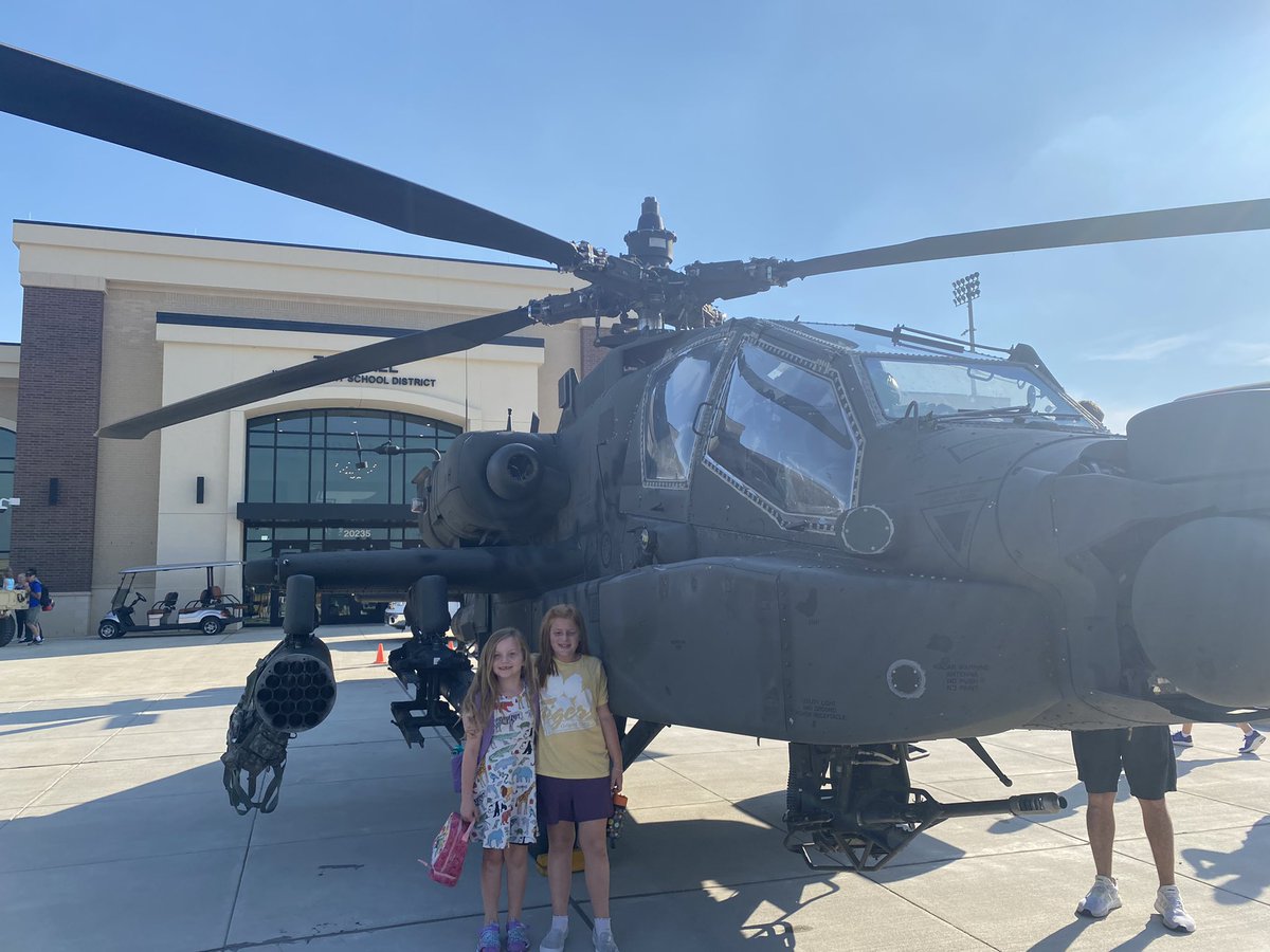 MrsOakes4's tweet photo. Our tigers had a special experience to witness the apache helicopter landing in front of our beautiful stadium and campus! 🐅  🚁 #FeelGoodFriday @TISDGOES #GOblazeatrail @Mrscturner @nmglenewinkel https://t.co/KB9wll0LyD