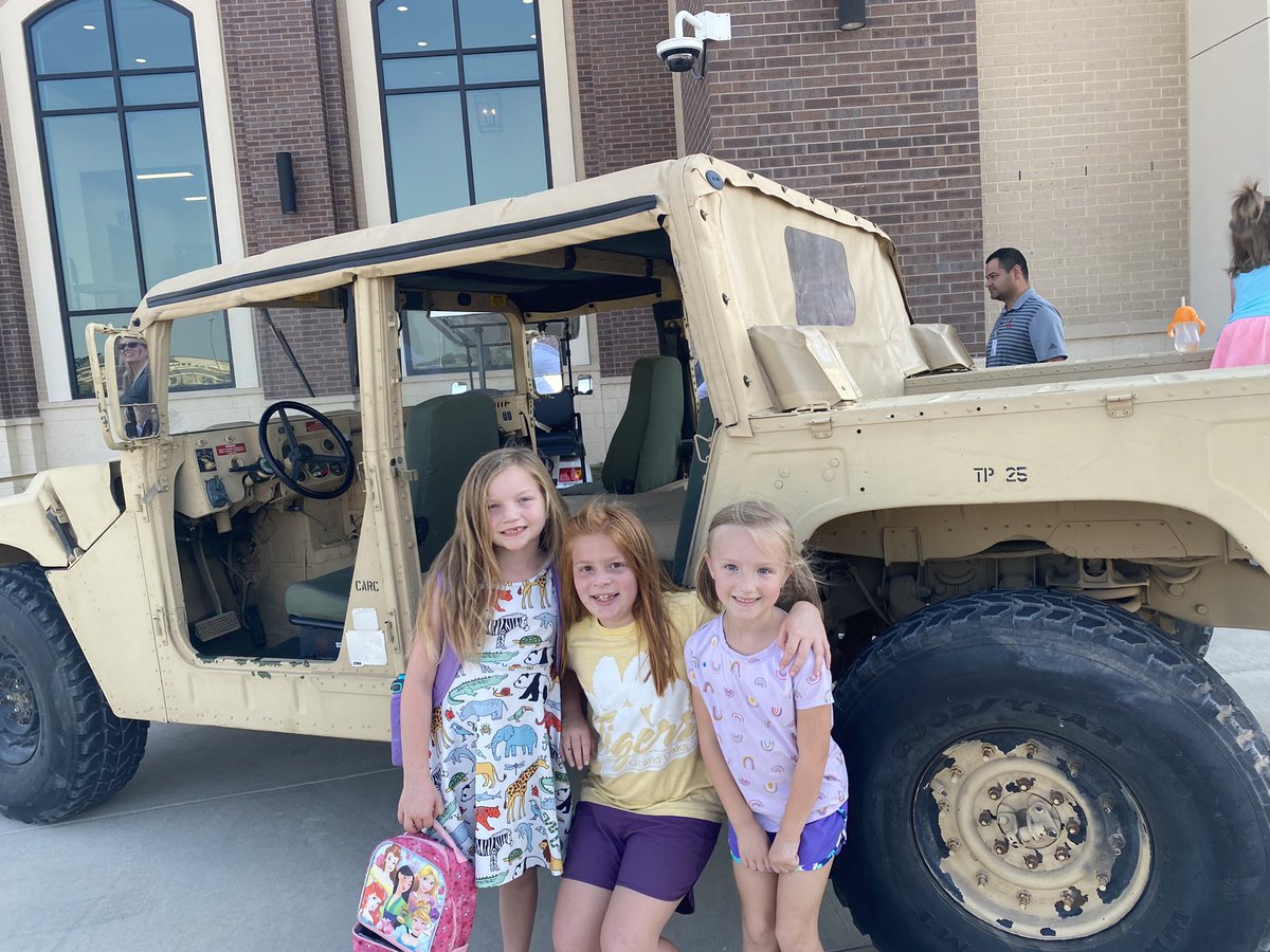 MrsOakes4's tweet photo. Our tigers had a special experience to witness the apache helicopter landing in front of our beautiful stadium and campus! 🐅  🚁 #FeelGoodFriday @TISDGOES #GOblazeatrail @Mrscturner @nmglenewinkel https://t.co/KB9wll0LyD