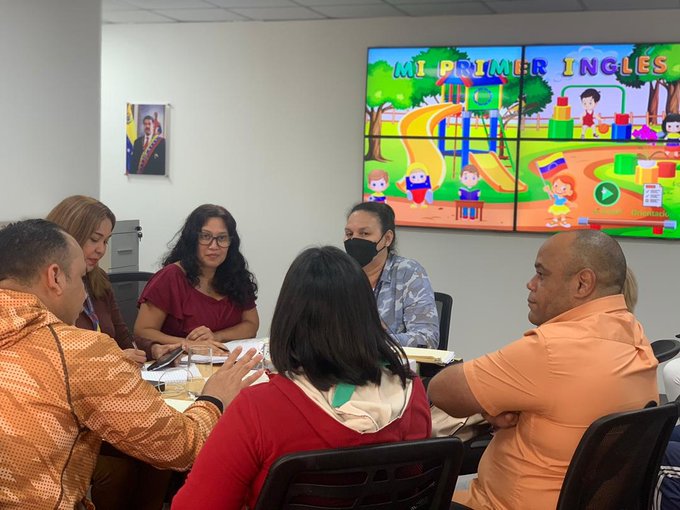 DGRPA1's tweet photo. #14DeOct Siguiendo orientaciones de la Min. de Educación @_LaAvanzadora  el Vice de Educ. 
@vicent_carvajal y el equipo de la @DGRPA1
 en conjunto socializaron y articularon propuestas con miras a la Educación del Futuro.

#VenezuelaEsPoesía  
@unicefvenezuela
 @ZonaEducCaracas https://t.co/nRhD0hgVAK