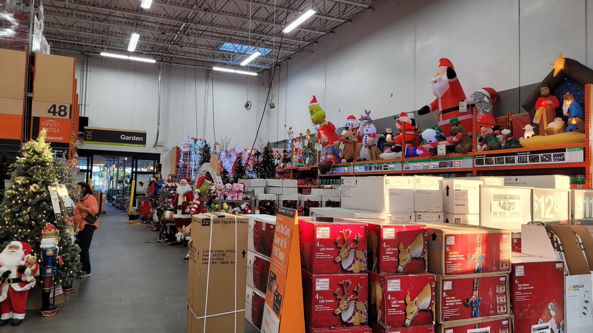 divinedelphiFX's tweet photo. In line waiting to pick up my 12ft skeleton and my eyes and ears are being attacked by THIS. I am not ok.
#homedepotwhy #halloweenfirst #notchristmasyet #myears #halloween https://t.co/eurHsrjnaW