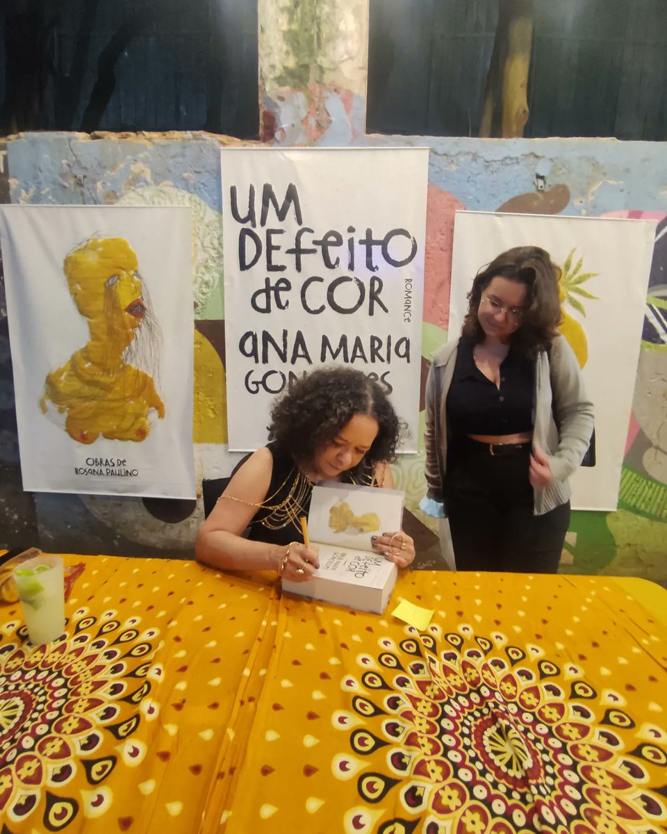 na_proseando's tweet photo. Eu vi Ana Maria Gonçalves sambar. Eu vi... Senti. Toquei. Conversei. É incalculável a felicidade de ter lhe trocar flashes entre íris. Eu vi a cor dos olhos dela... https://t.co/4d6b20kv95