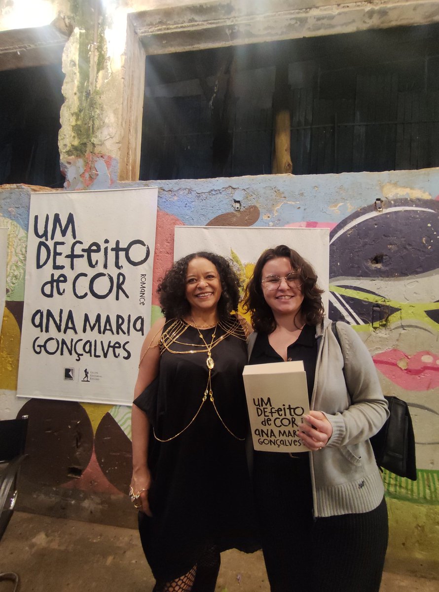 na_proseando's tweet photo. Eu vi Ana Maria Gonçalves sambar. Eu vi... Senti. Toquei. Conversei. É incalculável a felicidade de ter lhe trocar flashes entre íris. Eu vi a cor dos olhos dela... https://t.co/4d6b20kv95