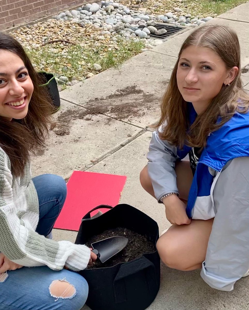 LittlejohnAPES's tweet photo. IB ESS and AP Environmental Science students practicing experimental design and learning how to grow things. #FHSRaccoons @FHSRaccoons https://t.co/w5QBz1xwNN