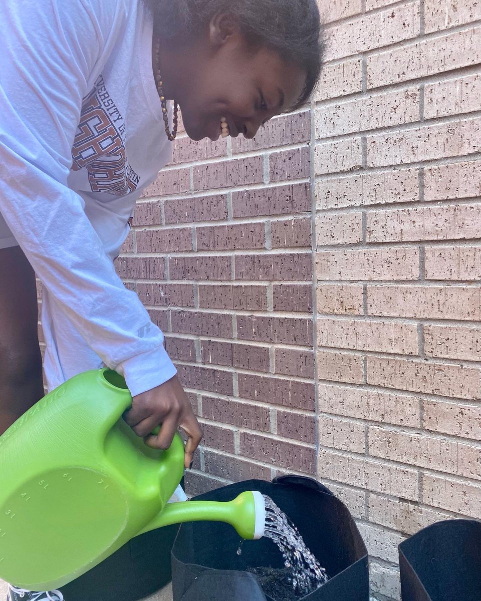 LittlejohnAPES's tweet photo. IB ESS and AP Environmental Science students practicing experimental design and learning how to grow things. #FHSRaccoons @FHSRaccoons https://t.co/w5QBz1xwNN