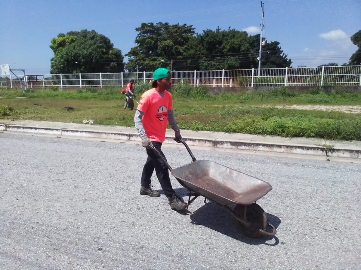 PSUVParroq_SG's tweet photo. #Serpumar trabajó en el desmalezamiento y limpieza en el CDI de Anca, Simoncito de la Trinidad Saman de Guere, gracias a la alcaldesa @johanitakenpo el poder popular avanza cumplie en su comunidad
#VenezuelaEsPoesia
@NicolasMaduro
@Soykarinacarpio
@MarinoDeTodos01
@Tejerias https://t.co/CAnTQv98wA