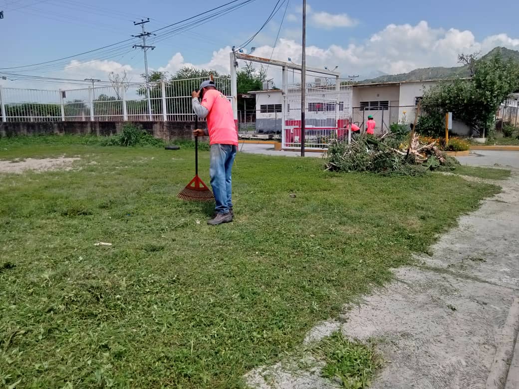 PSUVParroq_SG's tweet photo. #Serpumar trabajó en el desmalezamiento y limpieza en el CDI de Anca, Simoncito de la Trinidad Saman de Guere, gracias a la alcaldesa @johanitakenpo el poder popular avanza cumplie en su comunidad
#VenezuelaEsPoesia
@NicolasMaduro
@Soykarinacarpio
@MarinoDeTodos01
@Tejerias https://t.co/CAnTQv98wA