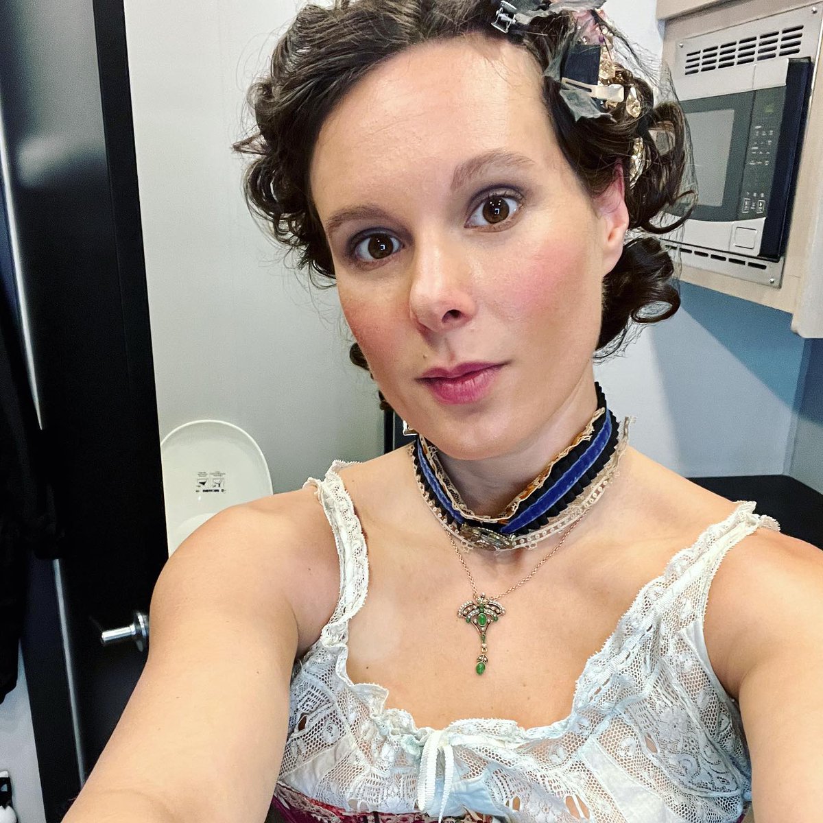 universoimortal's tweet photo. A atriz #RachelHandler que interpreta a personagem Peg Leg Doris em #EntrevistacomoVampiro, compartilhou algumas imagens de sua caracterização para a personagem e uma foto ao lado de #JacobAnderson no set de gravações da série. #IWTV #InterviewWithTheVampire https://t.co/MlEMz52ccc