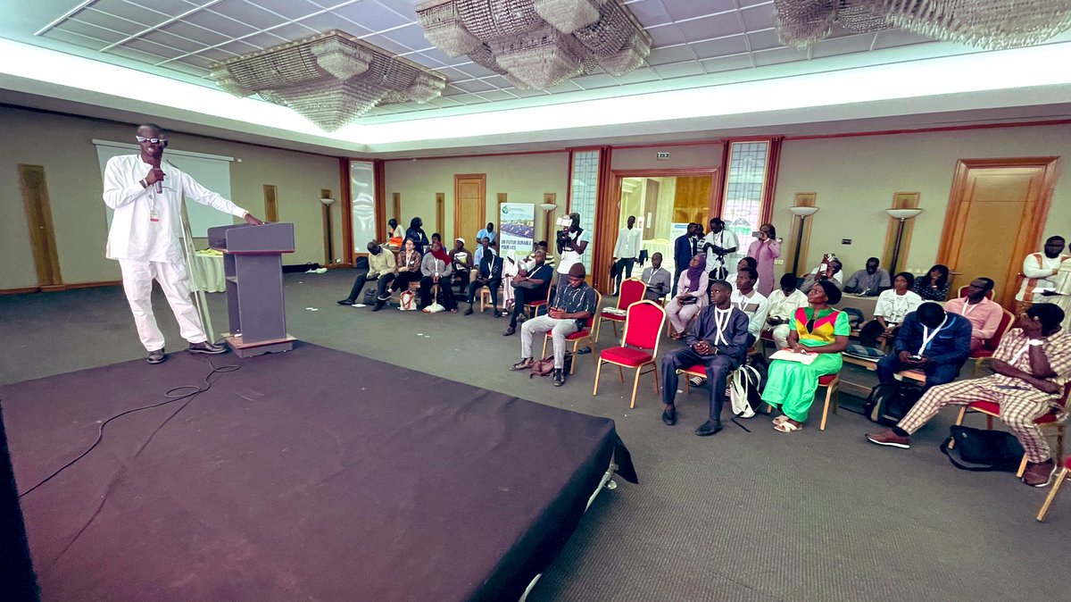 Jve_Senegal's tweet photo. 1/5
Le 06 Octobre 
Une journée spécialement dédié aux #Spitch des membres de la plateforme @Dakclim coordonné par @djibny DG de #JVEsn
Au Sommet @ClimateChance 25 #Spitch ont été présentés par les org de Dakclim 🥳🌳🥳
Merci à l’équipe Spitch «The Warriors» merci au @PcetDakar https://t.co/um3DKpZYGF