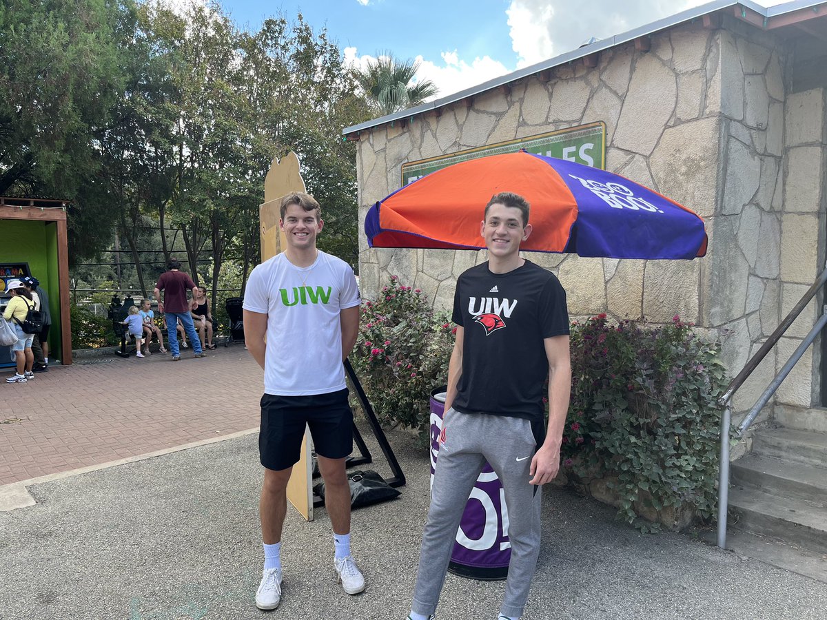 UIWMBB's tweet image. Had a fun time handing out candy at the @SanAntonioZoo 👻🍬 #WordUp