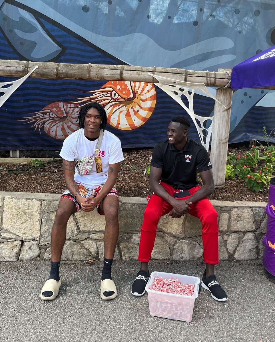 UIWMBB's tweet image. Had a fun time handing out candy at the @SanAntonioZoo 👻🍬 #WordUp