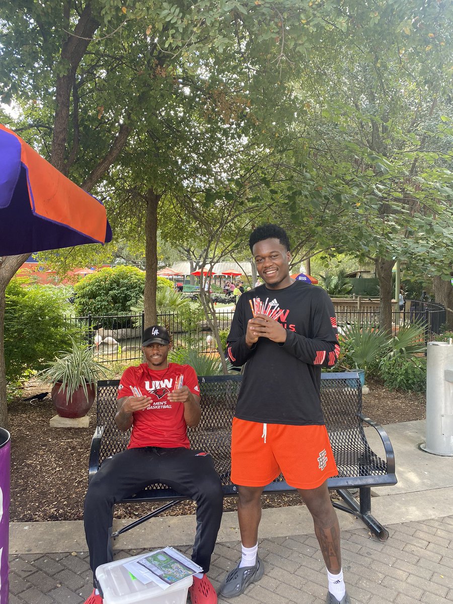UIWMBB's tweet image. Had a fun time handing out candy at the @SanAntonioZoo 👻🍬 #WordUp