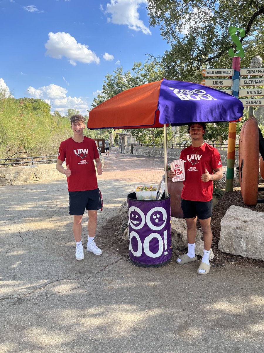UIWMBB's tweet image. Had a fun time handing out candy at the @SanAntonioZoo 👻🍬 #WordUp