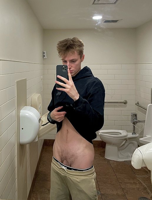 1 pic. Wyd if you walk in on me like this? https://t.co/MsUb7eWGy8