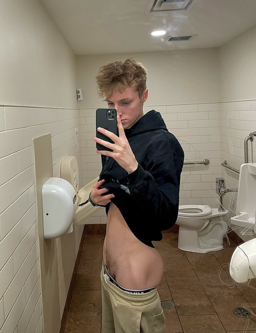 2 pic. Wyd if you walk in on me like this? https://t.co/MsUb7eWGy8