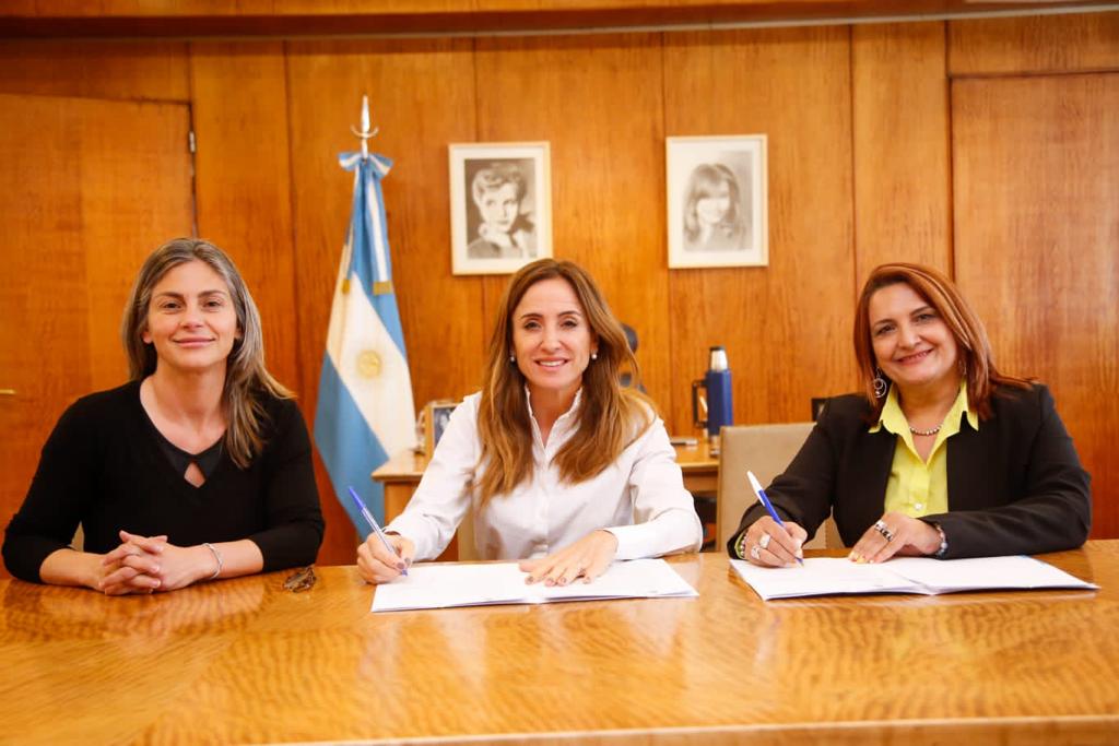 Firmamos un convenio en el marco del programa #AbrazarArgentina 🇦🇷 con mi par de la provincia de Chubut, <a href="/mirtasimone/">Mirta Simone</a>, junto a la Secretaria de Abordaje Integral de <a href="/MDSNacion/">Ministerio de Desarrollo Social de la Nación</a>, <a href="/MicaFerrarom/">Micaela Ferraro</a>.
⬇️