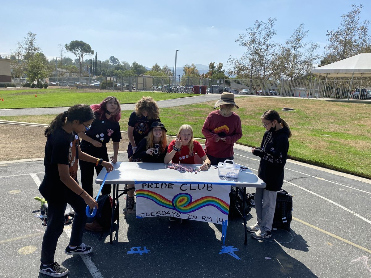 Redwood_MS's tweet photo. Club Rush @Redwood_MS #unity #clubfun #schoolactivities https://t.co/jqbK8Hgx3C