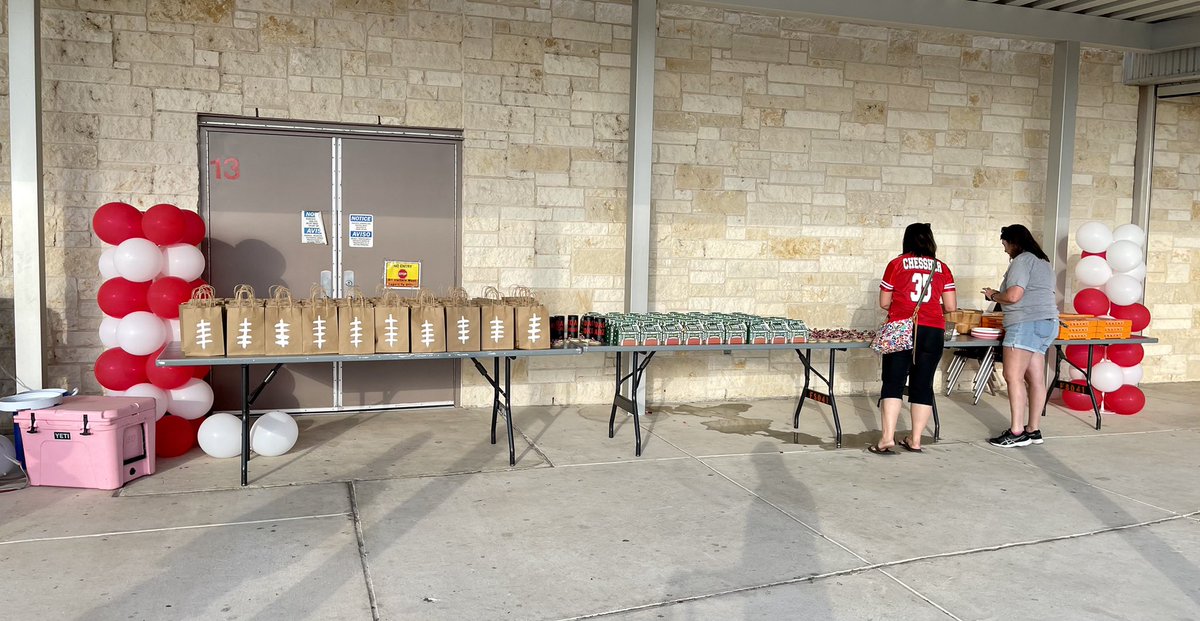 swisd_mcn's tweet photo. Thank you to all of our AMAZING football parents for decorating the locker rooms and providing goodies for the athletes for their Homecoming game. #ChallengerFamily https://t.co/7VIOWK9RlU