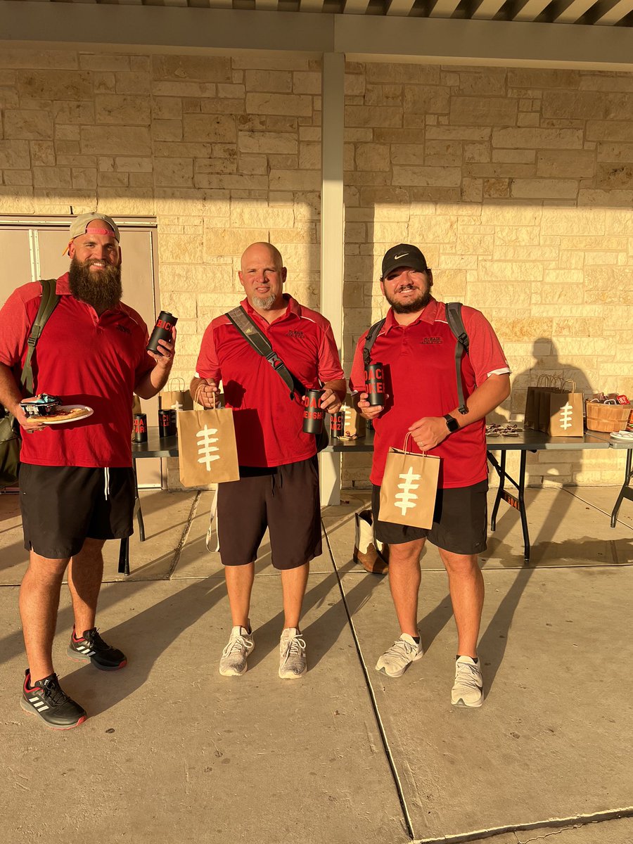 swisd_mcn's tweet photo. Thank you to all of our AMAZING football parents for decorating the locker rooms and providing goodies for the athletes for their Homecoming game. #ChallengerFamily https://t.co/7VIOWK9RlU
