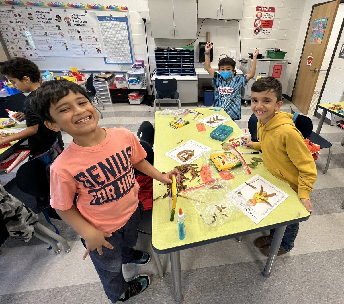 Mariner2nd's tweet photo. We kicked off our Friday with some fall fun! 🍂🍁🍃🤗 #leafman #leafcreations #2ndgrade #westgatees #fallfun https://t.co/jxf5en0fTg