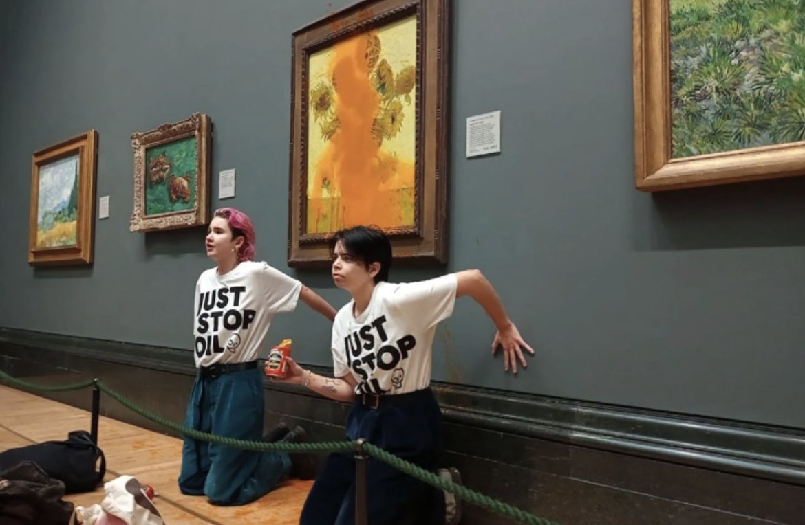AJEnglish's tweet photo. Environmental activists have thrown tomato soup over Vincent van Gogh’s famous painting Sunflowers at London’s National Gallery, causing minor damage to the frame https://t.co/A4C3J9wGKe https://t.co/7ZhuSX3427