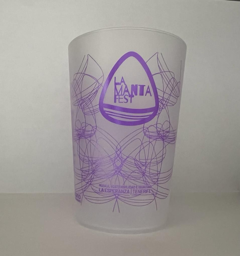 LaMantaFest's tweet photo. 🥤 Vasos reutilizables, solidarios (y púas) de la mano de Fiestas + Sostenibles, cuya recaudación irá íntegramente a las asociaciones Apremate  y Todos Somos Guacy 💜

🫵 Puedes traer también tu vaso reutilizable de casa que será totalmente válido en nuestra zona de restauración. https://t.co/yCauzz7PF0