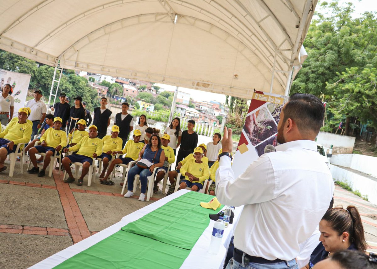 .....
#LesContamos | En la celebración del Día del Árbol 🌳 en  #Flandes, hicimos entrega de canoas🛶 a los pescadores de este municipio, quienes pondrán no sólo realizar su actividad pesquera, también serán los próximos vigías🕵🏽 del río Magdalena y microcuencas del sector. 🏞️