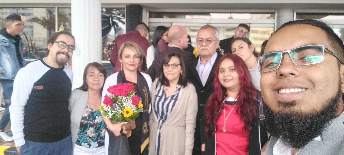 Celebrando logros de una persona que ha sabido llenar vidas de felicidad