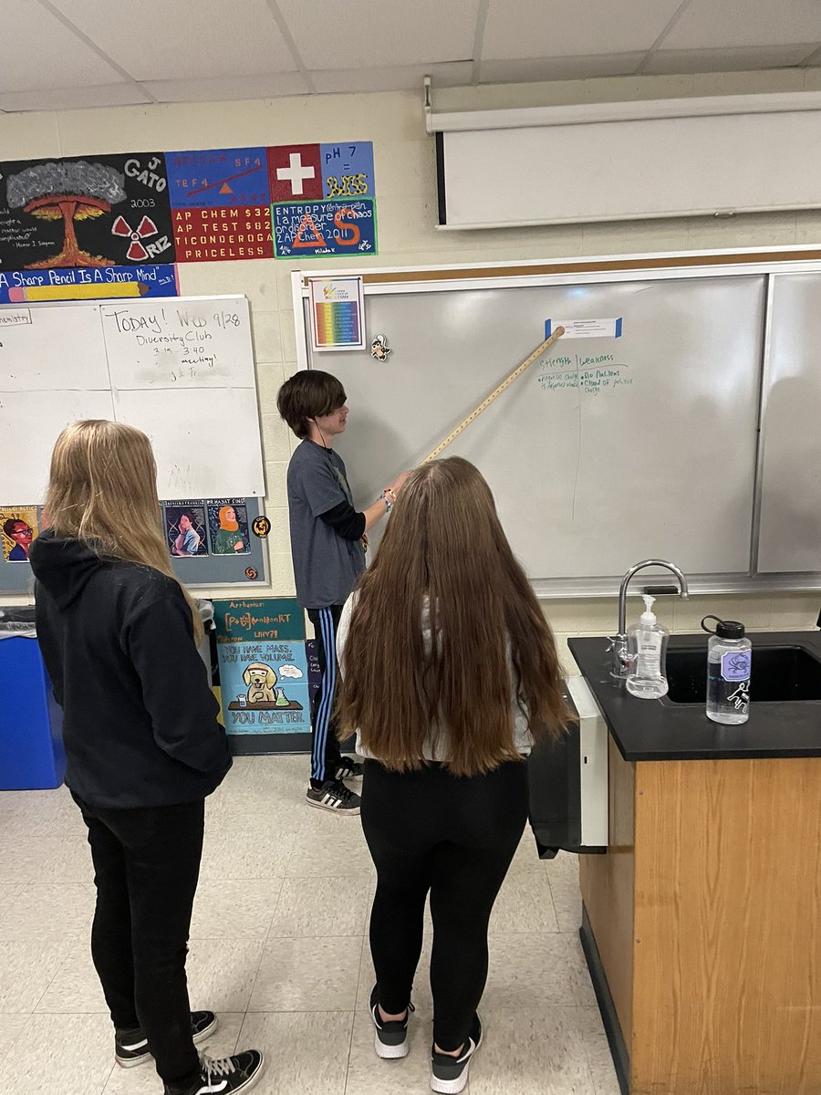 MrPropson's tweet photo. Great day for #SouthSci #WICOR 

1) Partner reading/GIST summary on atomic model misconceptions 📖 
2) Evaluating strengths/weaknesses of models using reading 🔎
3) World Cafe for discussion &amp; peer feedback ☕️ https://t.co/WWDFCLOCF3