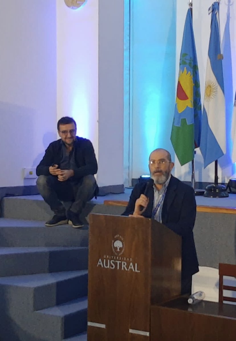 Mi querido amigo, el gran <a href="/ElizaldeLuciano/">Luciano H. Elizalde</a> presentándome. 
“En casa y con mucho orgullo se llama la obra”!!! 
Bellas jornadas en el #opencampus #FC30 de la <a href="/EPCaustral/">EPCAustral</a> <a href="/FcomAustral/">Facultad de Comunicación · Universidad Austral</a> <a href="/UnivAustral/">Universidad Austral</a>