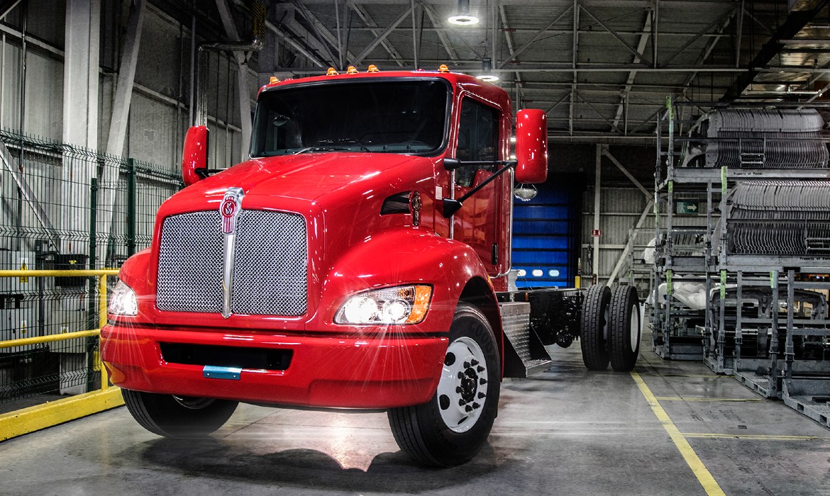 GrupoT21's tweet photo. El icónico modelo de @KenworthMexico, el tractocamión #T800 finalizará su producción en este octubre 2022, después de una trayectoria de 34 años. 
Junto con este vehículo, también se finalizará la manufactura en la planta de Mexicali, del #T370.
#GrupoT21 #Kenworth 
🧵 https://t.co/Zw6N12dwV3