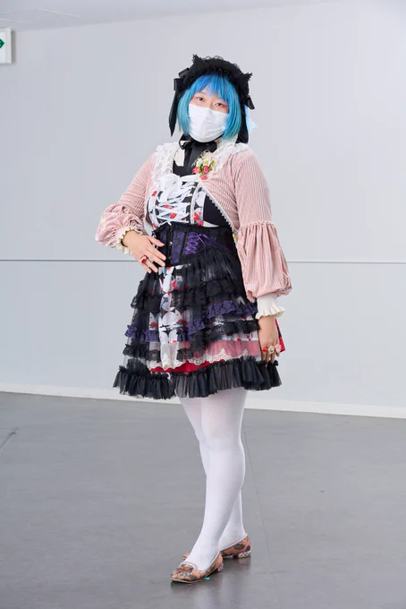 ゴスロリマーケットのスナップお写真いただいた!MR corsetさん…ヘッドアクセ、上着、コルセットモリグチカ…エプロンアンリエット様( )のいちごのコサージュ、その日に買ったやつなのですが、コーデにばっちりでした!#ゴスロリマーケット 