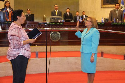 ChristianDiffer's tweet photo. La señora Raquel caballero siendo juramentada por Lorena Peña en 2016 como procuradora y feliz celebrando con la bancada de Arena. https://t.co/NtYcS5r249