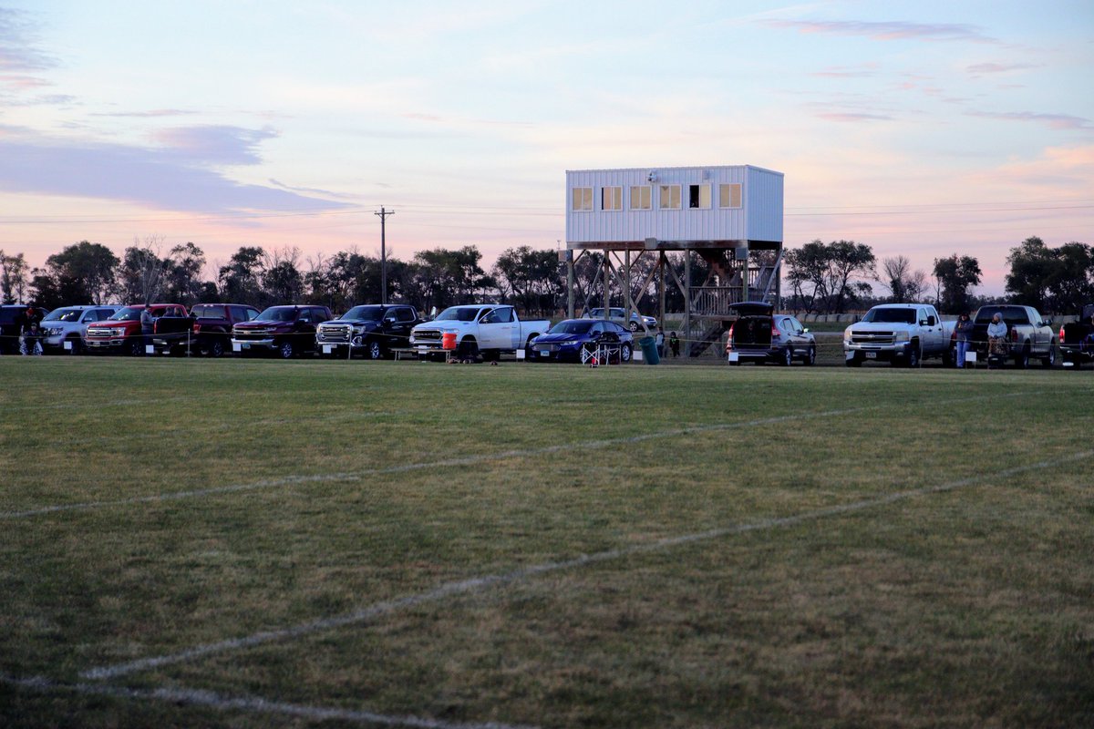 Sykotyk's tweet photo. Who needs stands. Just pull up to the sideline and watch in comfort. #OnlyInTheMidwest @PaFootballNews #BeyondTheKeystone https://t.co/go0CF8qfeK