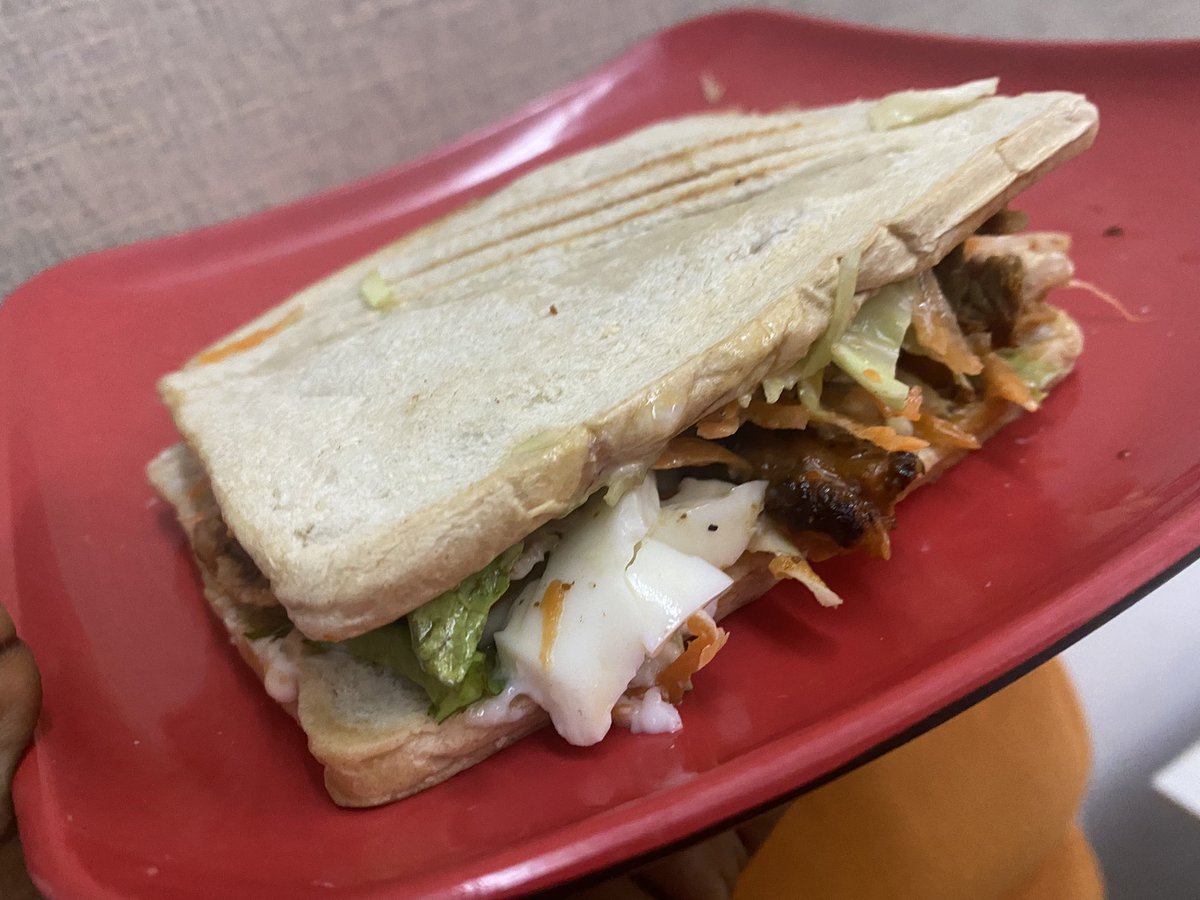 Mjjayj's tweet photo. Day 11: You just have to keep moving.
To-Do: Kashamadupe but I hit 3/5
Workout: โ๏ธ
50% fruit & veggie diet: โ๏ธ This chicken suya sandwich should be gold plaited ๐คค ๐
#21daysofproductivity https://t.co/8hR7teNbzm