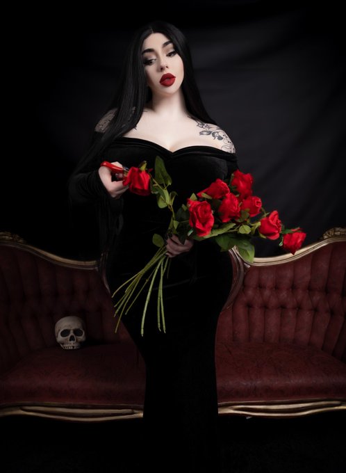 Morticia Addams from The Addams Family 🖤✂️🥀 https://t.co/yILfrzblob<a href="/tag/beemovie"class="tags"><span>#beemovie</span></a>