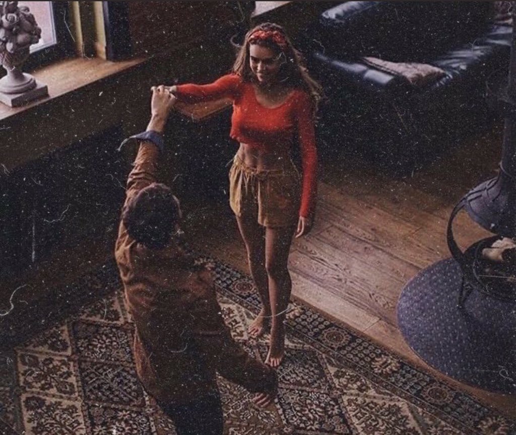 كانت من ذلك النوع الذي لا يمكن أن تُحب بعدها أبدًا
أتت لتكون الأخيرة♥️